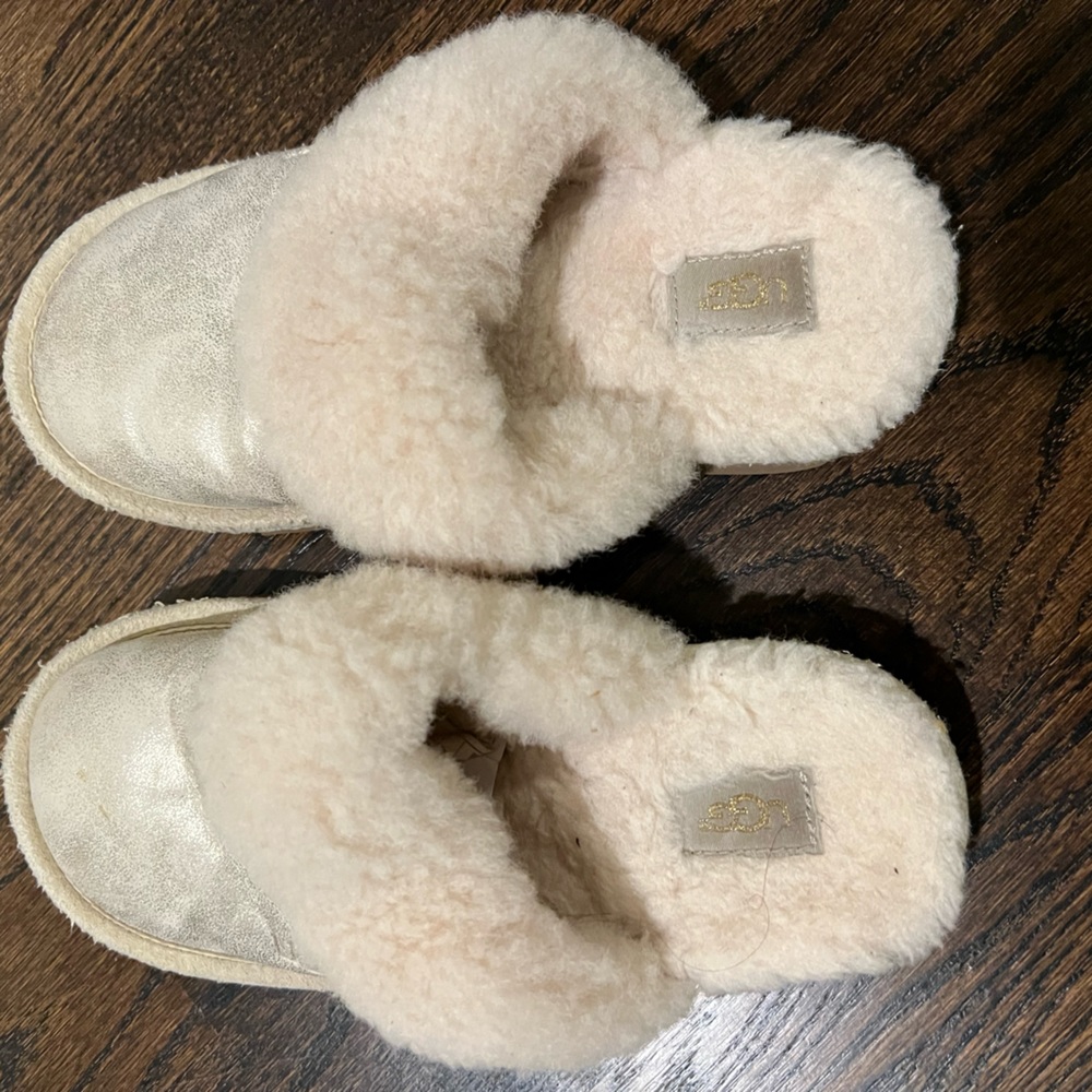 UGG® Cozy II Metallic Genuine
Shearling Scuff Slipper (worn once)